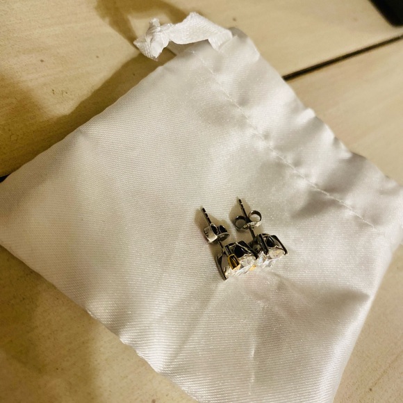 Gorgeous 3 cttw Moissanite luxury statement stud silver earrings - Picture 2 of 9